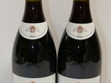 deux bouteilles de vin posées l'une à côté de l'autre sur une table