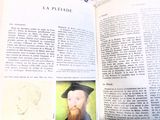 un livre ouvert sur lequel figure l'image d'un homme coiffé d'un chapeau
