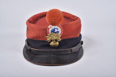 un chapeau rouge orné d'une étoile dorée