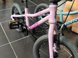 un vélo posé par terre dans la pièce