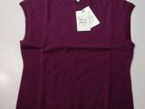 un gros plan sur un pull violet muni d'une étiquette