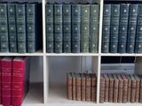 de nombreux livres qui se trouvent sur les étagères de la pièce