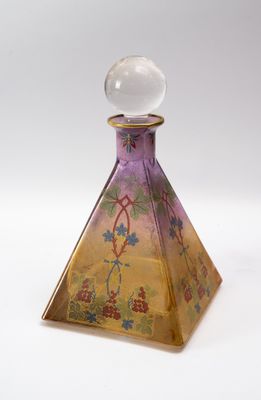 Carafe pyramidale en verre coloré irisé à décor émaille de r…