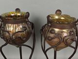deux vases posés sur un socle