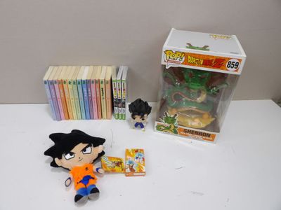 une peluche et une boîte de livres posées sur une table
