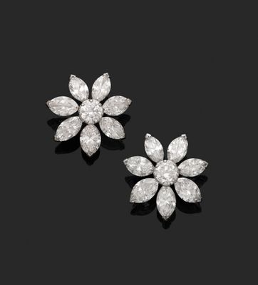 une paire de boucles d'oreilles en forme de fleur, ornées de diamants