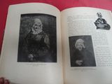 un livre ouvert sur lequel figure l'image d'un homme et d'une femme