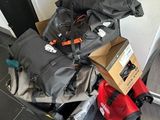 une pile de bagages posée par terre près d'une porte