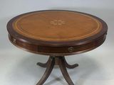 une image représentant une table ronde avec un plateau en bois et des pieds en métal