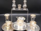 une image représentant un service de table en argent plaqué, avec des tasses et des soucoupes en argent