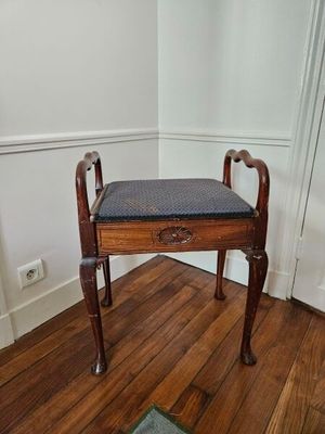 un petit banc en bois dans un coin d'une pièce
