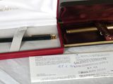une boîte contenant un stylo et une carte de visite