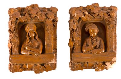 paire de plaques en bois sculpté représentant une femme et un homme