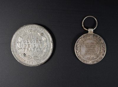 deux pièces d'argent posées l'une à côté de l'autre sur une surface noire