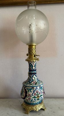 une lampe posée sur une table devant un miroir