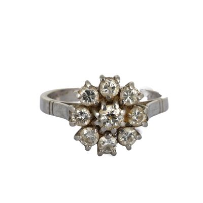 gros plan d'une bague en diamant sur fond blanc