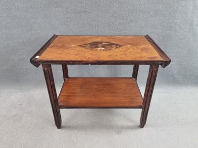 une petite table en bois surmontée d'une étagère