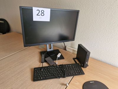 un écran d'ordinateur, un clavier, une souris et un tapis de souris posés sur un bureau