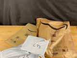 trois sacs de nourriture posés sur une table l'un à côté de l'autre