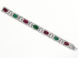 un gros plan sur un bracelet orné de pierres vertes et rouges