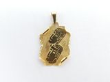 pendentif plaqué or jaune sur lequel est gravé « i love you »