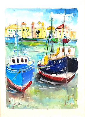 two boats that are sitting in the water