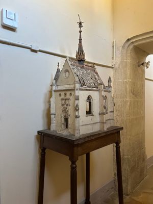 une petite table sur laquelle est posé un nichoir