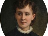 portrait d'un jeune garçon vêtu d'une robe noire à col blanc