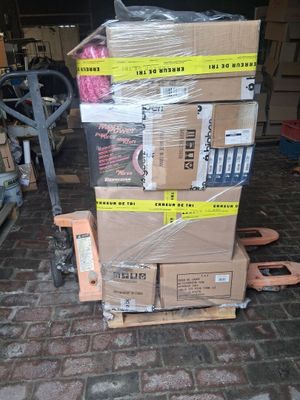 boîtes empilées les unes sur les autres sur une palette dans un entrepôt