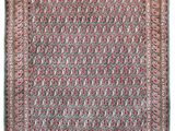 un tapis rouge et vert orné d'un motif floral sur fond blanc