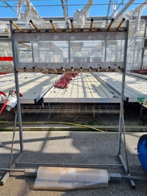 de nombreux engins de chantier qui se trouvent sur le terrain