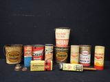 de nombreuses boîtes de conserve contenant différents types d'aliments sur la table