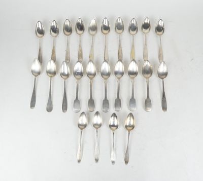 un ensemble de cuillères en argent et de cuillères à soupe posées sur une surface blanche