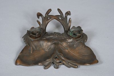 TRAVAIL FRANÇAIS Encrier en bronze patiné à deux réceptacles…