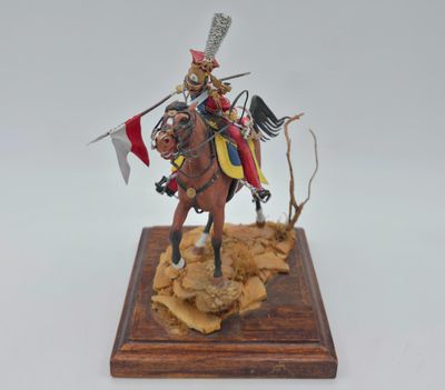 figurine représentant un homme à cheval, sur lequel est hissé un drapeau