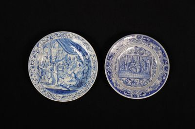 deux assiettes ornées de motifs bleus et blancs sur un fond noir
