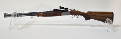 un fusil avec un canon en bois sur un support transparent