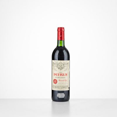 une bouteille de vin rouge posée sur une table