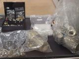 de nombreux bijoux posés sur une table dans un magasin