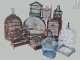 de nombreux types de cages à oiseaux posées sur une table