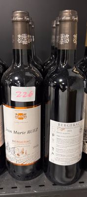 de nombreuses bouteilles de vin sur une étagère dans un magasin