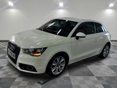 une image d'une voiture audi blanche dans une salle d'exposition