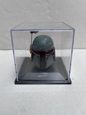 Star Wars : The Black Series – Casque de Boba Fett dans un présentoir