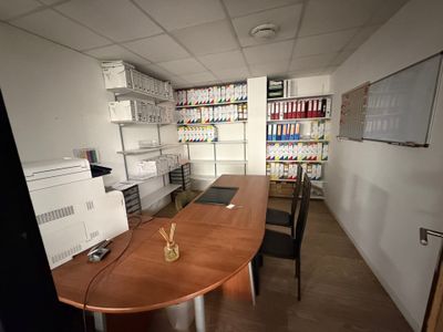 dans un deuxième bureau : bureau en mélaminé façon bois, tro…