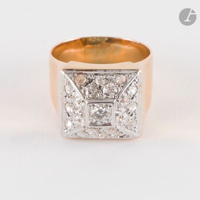 gros plan d'une bague en diamant sur une surface blanche