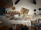 un bar avec de nombreuses bouteilles et verres accrochés au mur
