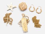 une collection de bijoux en or comprenant un pendentif, des boucles d'oreilles et une étoile