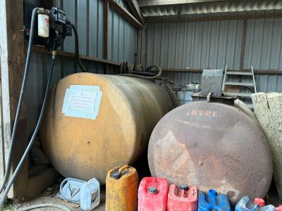 de nombreux types différents de bidons d'essence dans une zone de stockage