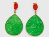 une paire de boucles d'oreilles vertes et rouges