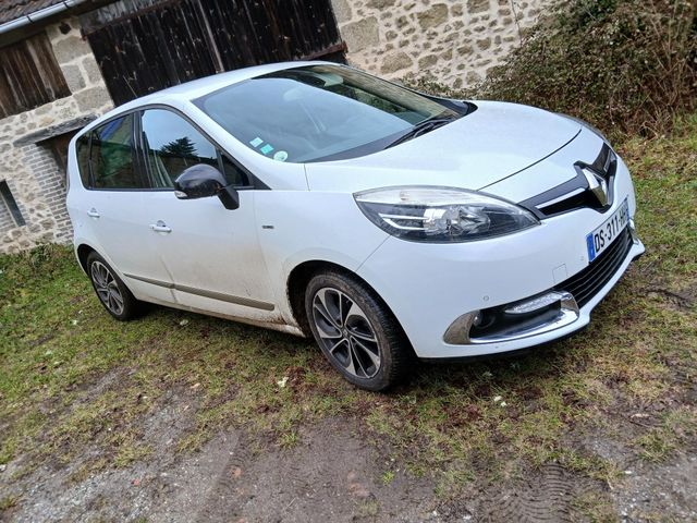 Véhicule utilitaire RENAULT Mégane Scénic, immatriculée DS-311-HH...